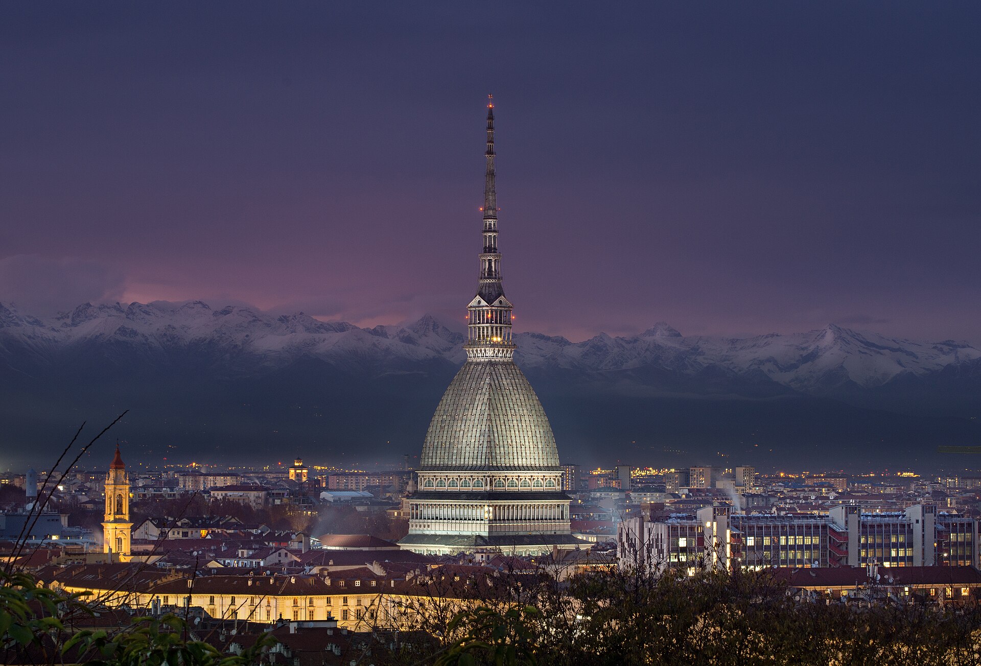 La Mole Antonelliana al tramonto con le Alpi sullo sfondo
