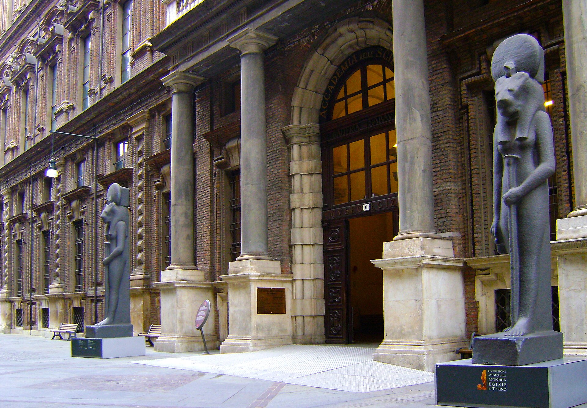 Statue all'ingresso del Museo Egizio di Torino